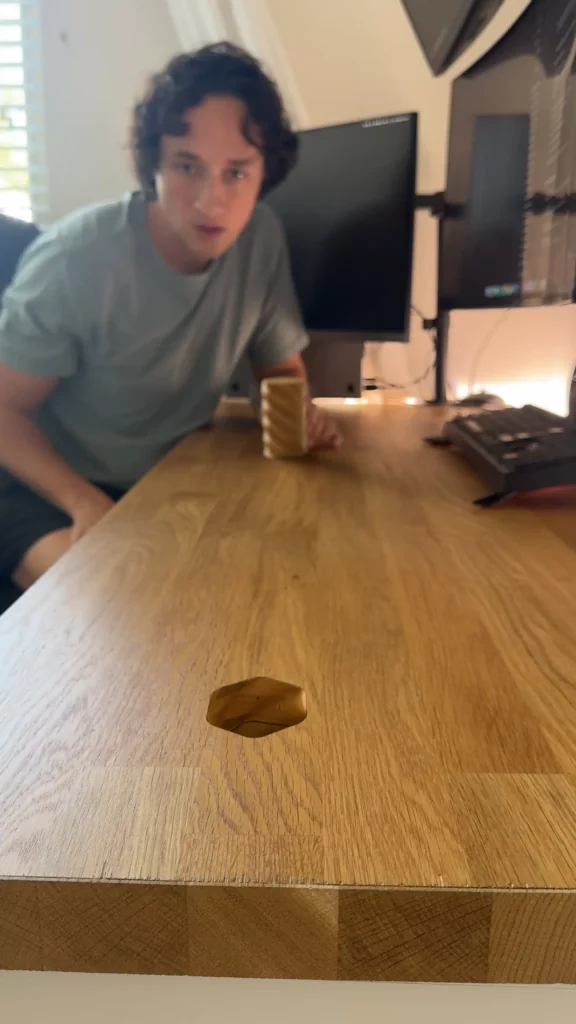 百万播放！木块穿桌的视觉欺骗实验与高完成度光影解析